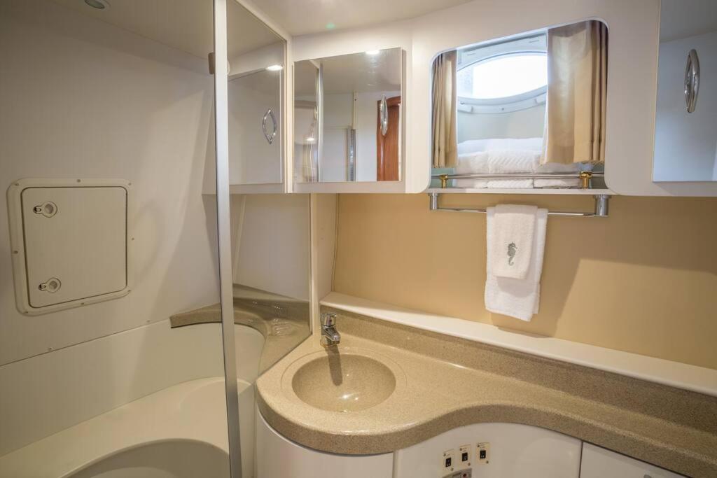 Отель Sea Pearl Boston Yacht Экстерьер фото